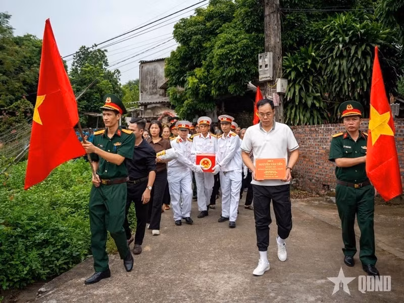 L’Association vietnamienne de soutien aux familles de soldats morts au combat, aux côtés des représentants des autorités locales et des organisations de masse de la commune de Chi Tien (province de Phu Tho), accompagne le rapatriement des restes du martyr dans sa terre natale. Photo : qdnd.vn