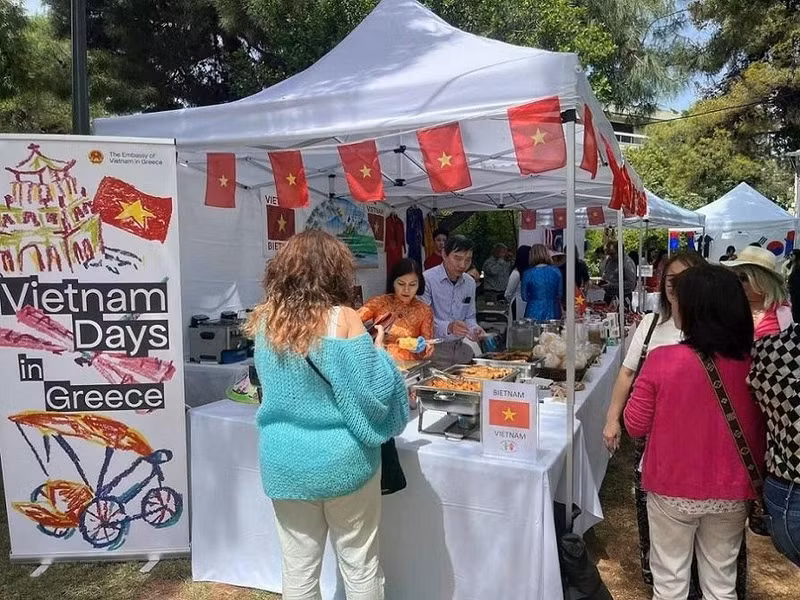 Promotion de l’identité culturelle et de l’image du Vietnam lors de la quatrième édition de l’ASEAN Plus Friends Bazaar, en Grèce.