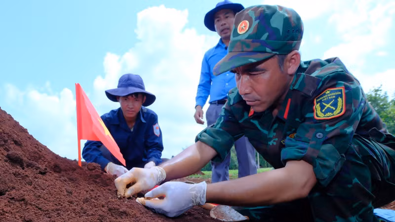 L'équipe K72 fait preuve de prudence et de méticulosité lors des fouilles des restes des soldats tombés au combat. Photo : NDEL