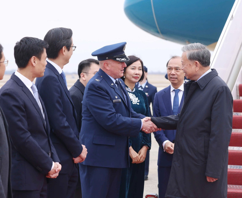 Le Secrétaire général du PCV, To Lam, et une délégation l’accompagnant à l’aéroport d’Andrews (États-Unis). Photo : VNA.