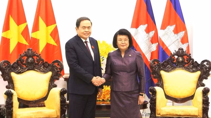 Dans le cadre de la visite d'État au Royaume du Cambodge et de sa participation, en qualité de coprésident, à la réunion de haut niveau entre le Bureau politique du Comité central du Parti communiste du Vietnam et le Comité permanent du Comité central du Parti du peuple cambodgien, ainsi qu'à la rencontre des dirigeants des trois Partis du Vietnam, du Cambodge et du Laos, le président de l'Assemblée nationale vietnamienne, Tran Thanh Man, s'est entretenu en tête-à-tête avec la présidente de l'Assemblée nationale du Cambodge, Khuon Sudary, dans l'après-midi du 6 février. (Photo : VNA)