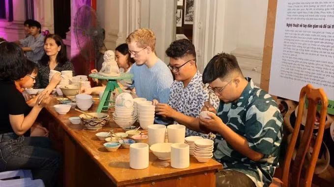 Chaque week-end, les visiteurs peuvent découvrir les techniques traditionnelles de décoration sur céramique au Musée de Hô Chi Minh-Ville. (Photo : Musée de Hô Chi Minh-Ville