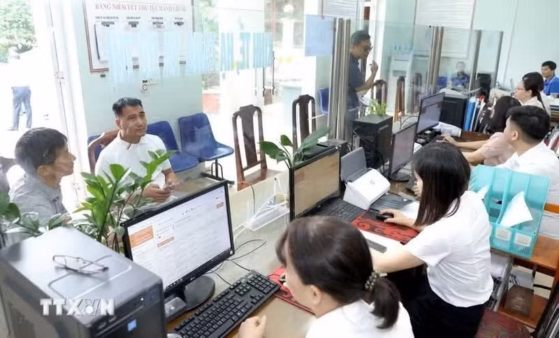 Au Centre de services administratifs publics du quartier de Vinh Phuc, dans la province de Phu Tho. Photo : VNA