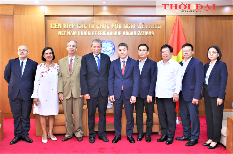 Le 4 septembre à Hanoi, le président de l’Union des organisations d’amitié du Vietnam (VUFO), Phan Anh Son (au centre), a reçu le vice-président de l’Institut cubain d’amitié avec les peuples (ICAP), Víctor Fidel Gaute López. Photo : thoidai.