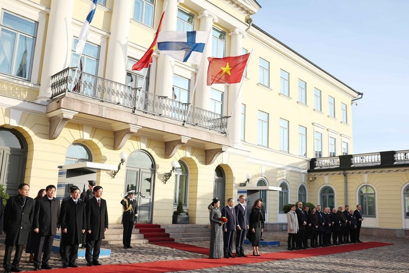Le président de la République de Finlande, Alexander Stubb, et son épouse président la cérémonie d'accueil officielle du secrétaire général du PCV To Lam et de son épouse le 21 octobre 2025. Photo : VNA.