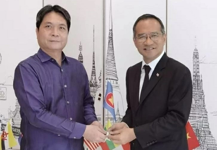 Le Consul général Kajtiti Wiwatwanont remet la présidence tournante du Corps consulaire de l’ASEAN à Guangzhou (République populaire de Chine) au Consul général Nguyen Viet Dung (à gauche). Photo : VNA.