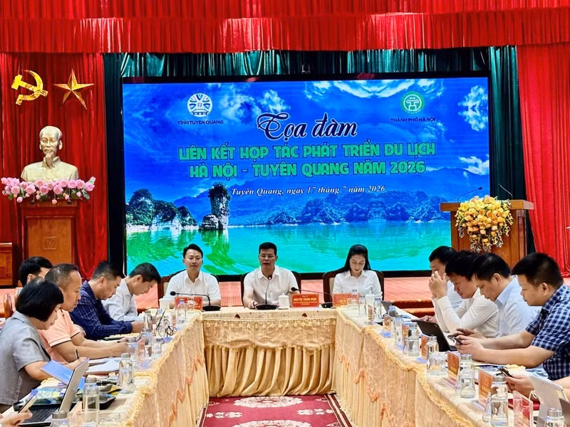 Vue générale du colloque « Coopération et développement touristique Hanoï – Tuyen Quang 2026 », le 17 juillet à Tuyen Quang. Photo : NDEL