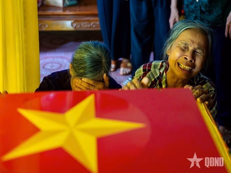 Des proches submergés par l’émotion après de longues années d’attente pour ramener les restes du martyr dans sa terre natale. Photo : qdnd.vn