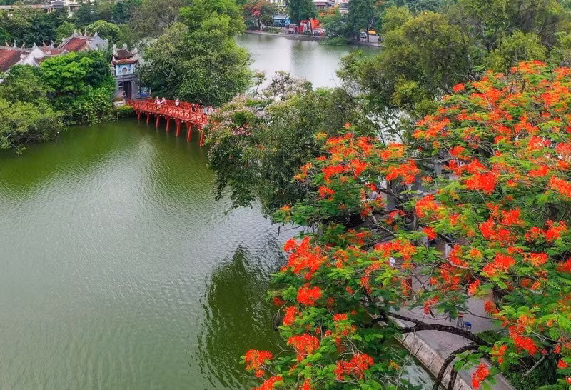 Le lac Hoan Kiem et ses environs constituent l’un des principaux pôles touristiques de Hanoï. Photo : VNA.