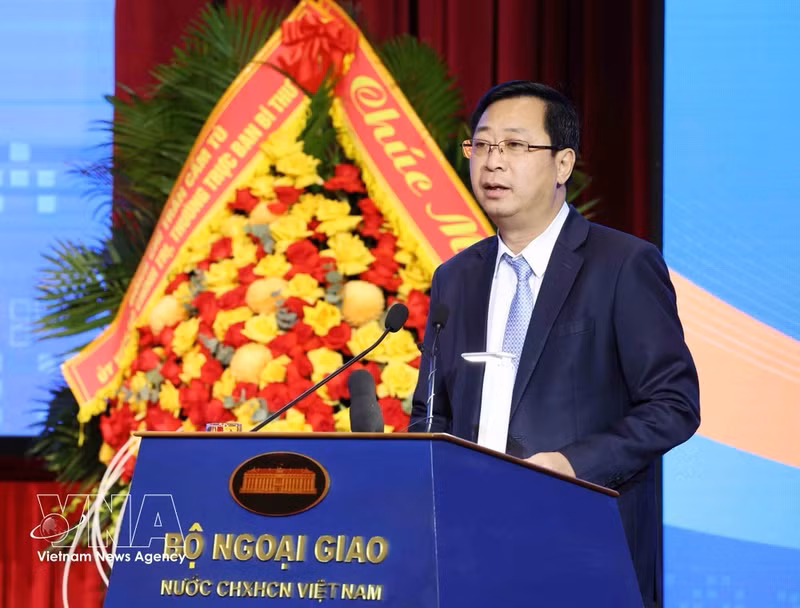 Le vice-président du Comité central du Front de la Patrie du Vietnam, Cao Xuan Thao, présente son intervention sur renouveler la diplomatie populaire. Photo: VNA