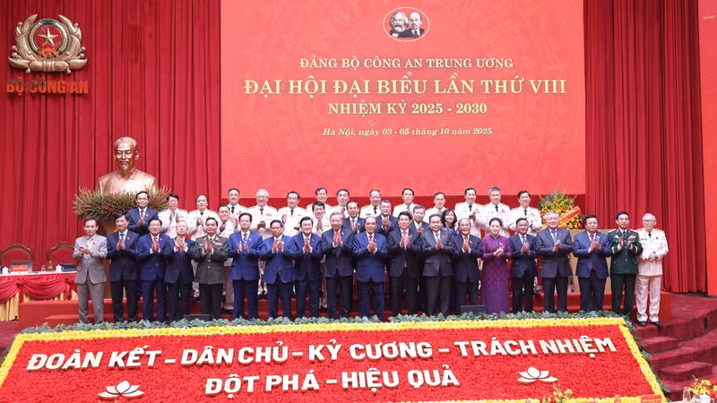 Les dirigeants et anciens dirigeants du Parti et de l’État, aux côtés des délégués participant au 8ᵉ Congrès du Comité central du Parti de la Sécurité publique pour le mandat 2025-2030. Photo : NDEL.