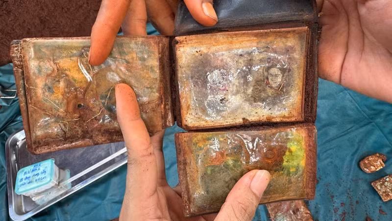 Les objets retrouvés sur le site constituent des indices d'une importance exceptionnelle pour accélérer le processus d'identification des martyrs. Photo : NDEL