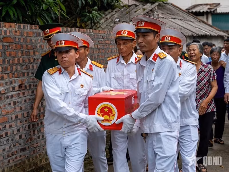 L’Association vietnamienne de soutien aux familles de soldats morts au combat, aux côtés des représentants des autorités locales et des organisations de masse de la commune de Chi Tien (province de Phu Tho), accompagne le rapatriement des restes du martyr dans sa terre natale. Photo : qdnd.vn