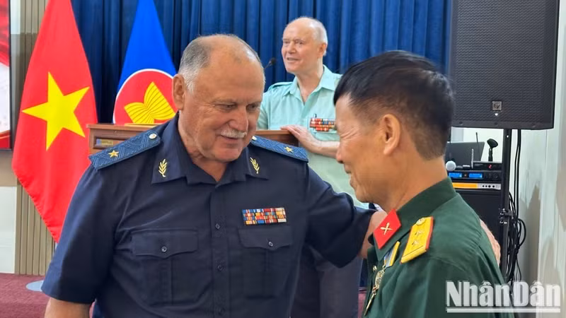 Des anciens combattants russes et vietnamiens se réunissent pour évoquer leurs souvenirs héroïques. Photo : NDEL