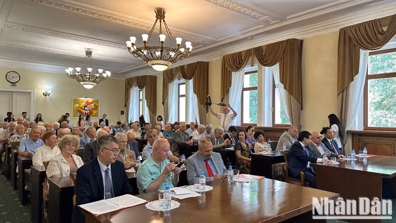 D'anciens experts militaires russes participent à la 53e rencontre, le 5 août à Moscou. Photo : NDEL