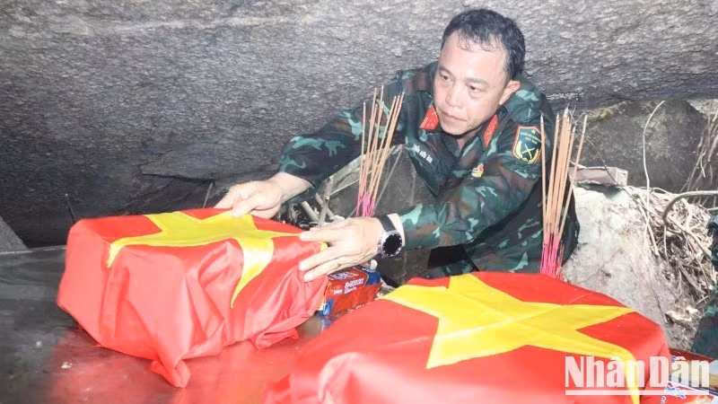 Le colonel Tran Huu Ich, membre du Comité permanent du Parti de la ville et commandant du Commandement militaire de Da Nang, se rend sur place pour inspecter les opérations de recherches des restes de martyrs dans la grotte de Da Sap. Photo : NDEL.