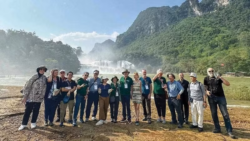 Une délégation internationale participant à la 8e symposium du Réseau des géoparcs de l'UNESCO visite la cascade de Ban Gioc à Cao Bang. Photo : Tuan Viet/baoquocte.vn