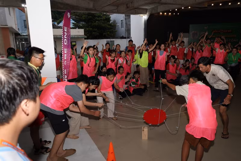 Plus d’une centaine d’enfants répartis en équipes ont fait preuve d’esprit d’équipe, d’habileté et de solidarité pour relever les différents défis proposés. Photo : tienphong.vn