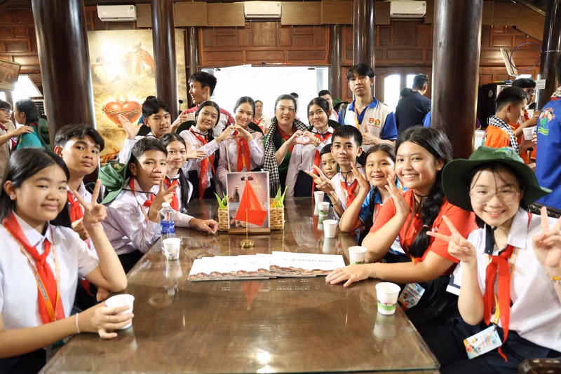 Avec pour thème « Le cercle de l’amitié », le 8e Festival des enfants Vietnam – Laos – Cambodge s’est déroulé du 28 au 30 juillet, sous les auspices de l’Union de la Jeunesse communiste Hô Chi Minh de Hô Chi Minh-Ville, du Conseil des Jeunes pionniers de la ville et de la Maison des Enfants de Hô Chi Minh-Ville. L'événement a contribué à renforcer l’amitié traditionnelle et la solidarité entre les trois pays, tout en offrant aux enfants un espace d’échanges, de découverte de l’histoire, de la culture et des traditions vietnamiennes, ainsi que du patrimoine de Hô Chi Minh-Ville. Photo : tienphong.vn