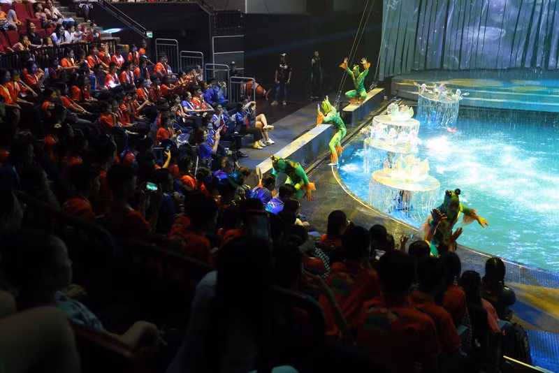 Dans le cadre du festival, les jeunes ont eu l'occasion d'assister au spectacle de cirque et de marionnettes Mo Show, présenté au Théâtre de cirque et des arts du spectacle polyvalent de Phu Tho. Cette création originale combine les arts du cirque, des marionnettes et les technologies de projection numérique (mapping). Photo : tienphong.vn