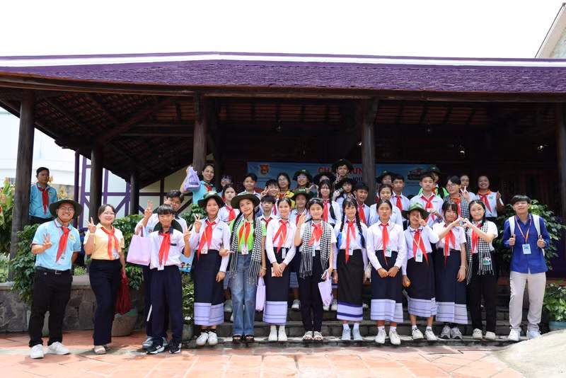 Ces différentes visites ont permis aux enfants d’enrichir leurs connaissances, de vivre de nouvelles expériences et surtout de renforcer l’amitié et la solidarité entre les jeunes générations des trois pays. Photo : tienphong.vn