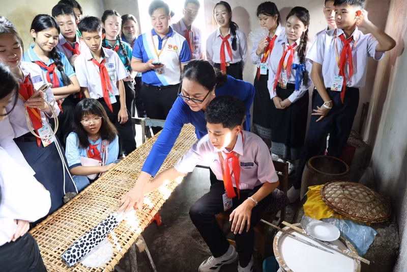 Dans le cadre du 8e Festival des enfants Vietnam – Laos – Cambodge 2026, les jeunes délégués des trois pays ont participé, le 30 juillet, à une journée de découverte des villages de métiers traditionnels de Hô Chi Minh-Ville. Photo : tienphong.vn