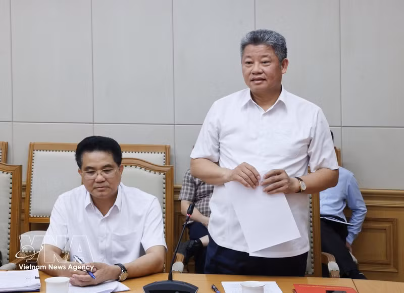 Le président du Comité populaire de la province de Hung Yen, Nguyen Manh Quyen (debout) à la réunion. Photo : VNA.