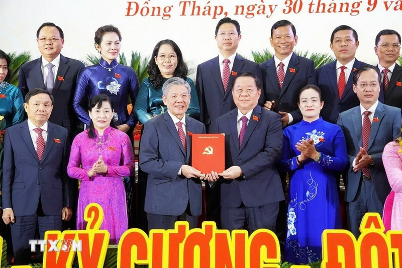 Nguyen Trong Nghia (troisième de droite à gauche), membre du Politburo, secrétaire du Comité central du Parti, chef de la Commission centrale de la sensibilisation et de l'éducation et et de mobilisation de masse du Parti, a présenté la décision au nouveau secrétaire du Comité provincial du Parti de Dong Thap, Ngo Chi Cuong. Photo : VNA.