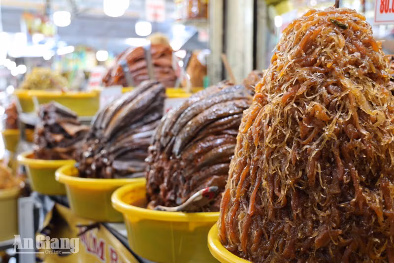 Des "montagnes" de mắm soigneusement dressées offrent un spectacle haut en couleur au marché de Chau Doc. Photo : baoangiang.com.vn