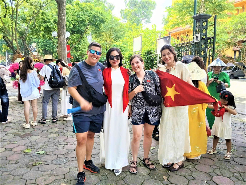 Emma et Mathilda, allemandes, à Hanoi. Photo : Tri Minh/NDEL.