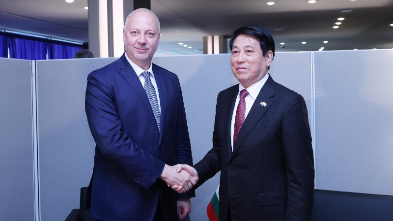 Le président Luong Cuong (à droite) et le Premier ministre bulgare Rosen Zhelyazkov. Photo : VNA.