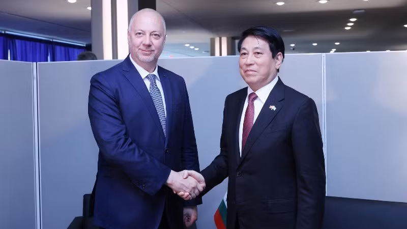 Le président Luong Cuong (à droite) et le Premier ministre bulgare Rosen Zhelyazkov. Photo : VNA.