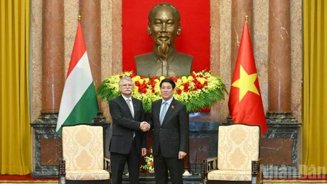 Le président Luong Cuong (droite) et le président de l’Assemblée nationale de Hongrie Kover Laszlo. Photo : NDEL.