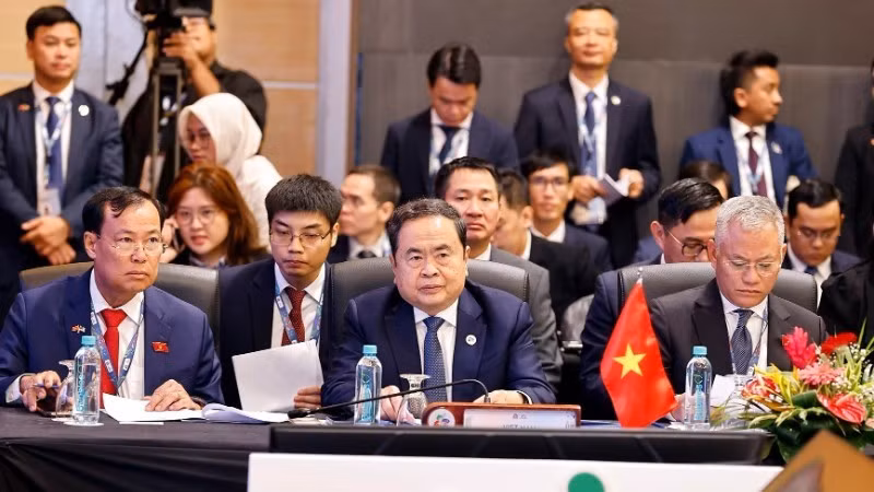 Le président de l’Assemblée nationale Tran Thanh Man (au milieu du 1er plan) et sa délégation à la réunion du Comité exécutif de la 46e Assemblée interparlementaire de l’ASEAN (AIPA-46). Photo : VNA.