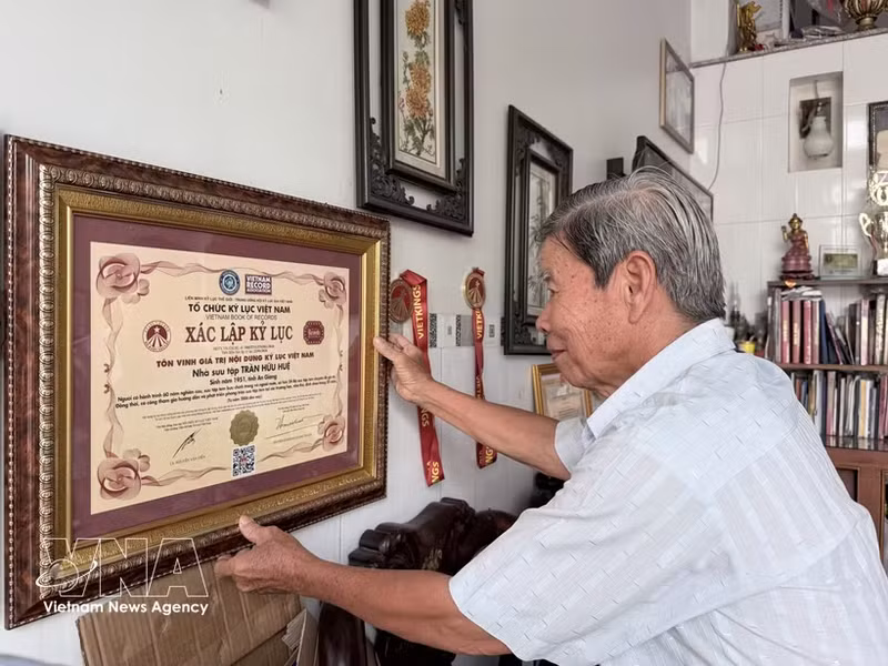 En 2026, VietKings décerne à Tran Huu Hue un record pour leur collection de timbres vietnamiens et étrangers. Photo : VNA.