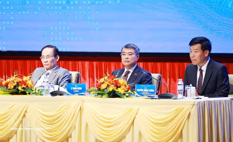 Le Premier ministre Le Minh Hung et les dirigeants du ministère des Affaires étrangères lors de la séance plénière de la 33e Conférence diplomatique. Photo : VNA