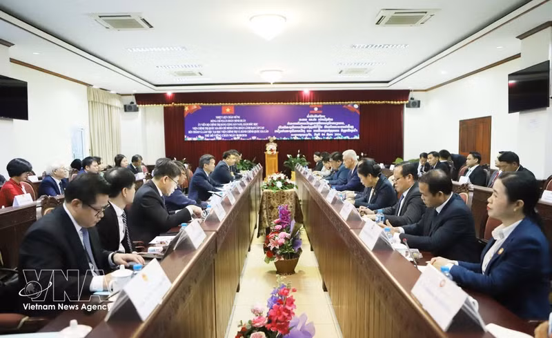 Entretien entre la délégation de l'Académie nationale de politique Hô Chi Minh et celle de l'Académie nationale de politique et d'administration publique du Laos (NAPPA). Photo: VNA