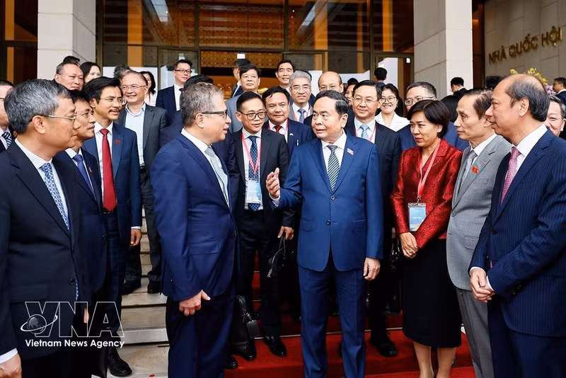 Le président de l’Assemblée nationale du Vietnam, Tran Thanh Man, et les dirigeants du ministère des Affaires étrangères ainsi que les ambassadeurs et chefs de missions vietnamiennes. Photo: VNA