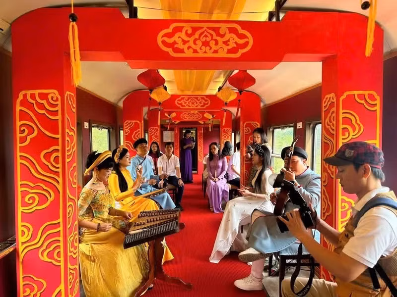Sur la ligne Hue-Da Nang, deux allers-retours quotidiens du train patrimonial « Voyage au cœur des patrimoines du Centre », attirent un grand nombre de voyageurs. À bord, des spectacles musicaux gratuits ainsi que des stands de spécialités culinaires du Centre sont proposés aux voyageurs. Photo : VietnamPlus.