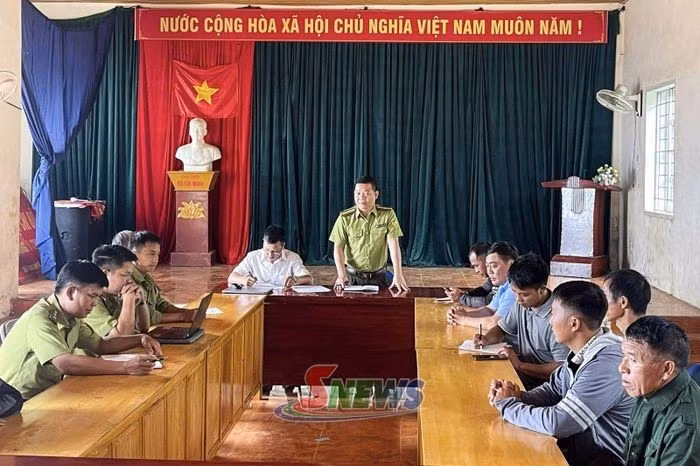 Le Conseil de gestion de la forêt à usage spécial de Ta Xua sensibilise les habitants de la commune de Suoi To à la protection des forêts. Photo : baosonla.vn