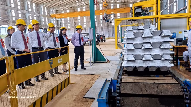 Le vice-Premier ministre et ministre de la Défense, Phan Van Giang, visite la chaîne de production de l'usine d'électrolyse d'aluminium de Dak Nong. Photo : VNA