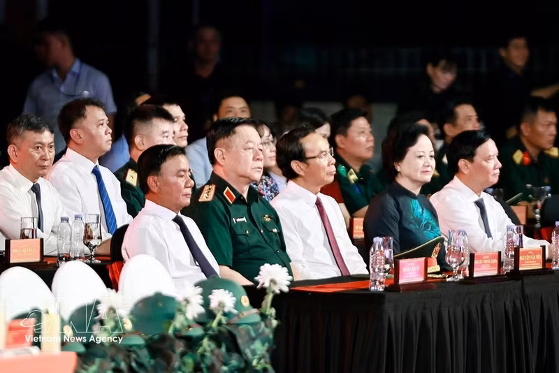 Le permanent du Secrétariat du Parti, Tran Cam Tu, et des délégués au parc Le Thi Rieng, à Hô Chi Minh-Ville. Photo : VNA