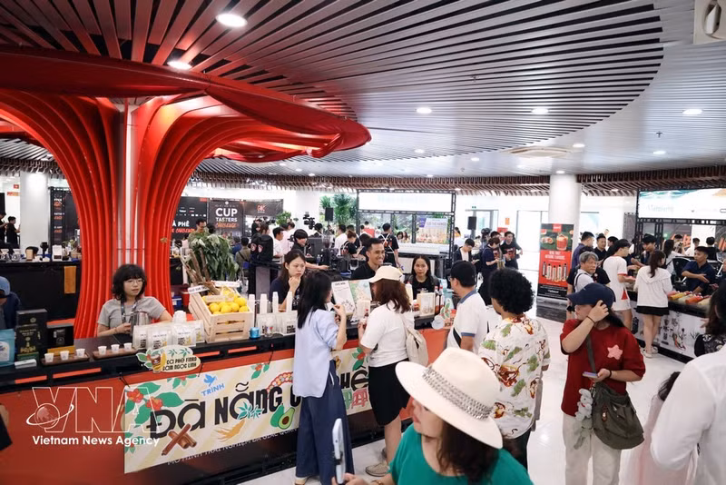 Cet espace présente différentes variétés de café vietnamien aux locaux et aux touristes. Photo : VNA.