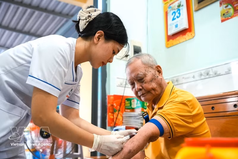 Des médecins de l'hôpital Thong Nhat de Hô Chi Minh-Ville se sont rendus au domicile d'anciens combattants du quartier de Vung Tau pour leur dispenser des examens médicaux. (Photo : VNA)