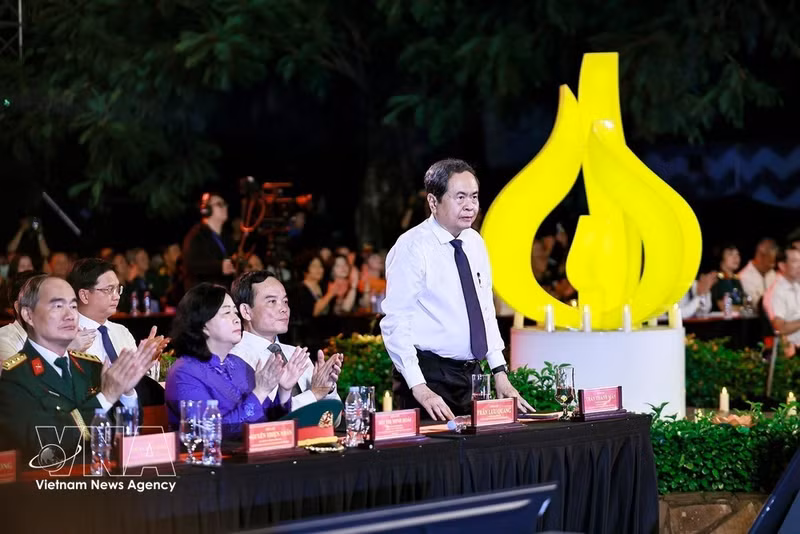 Le président de l'Assemblée nationale, Tran Thanh Man, et des délégués au parc Le Thi Rieng, à Hô Chi Minh-Ville. Photo : VNA