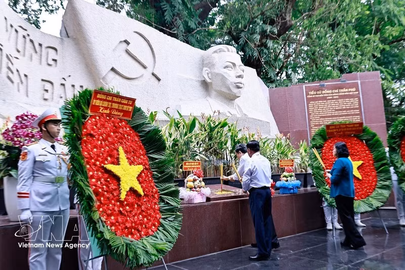Le président de l'Assemblée nationale, Tran Thanh Man, brûle des bâtonnets d'encens au monument dédié au défunt secrétaire général du Parti Tran Phu. Photo : VNA