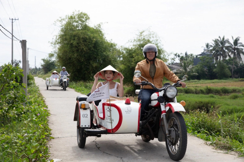 Les visiteurs participent à un circuit de découverte au village de légumes de Trà Quê en sidecar. Photo : TMG.