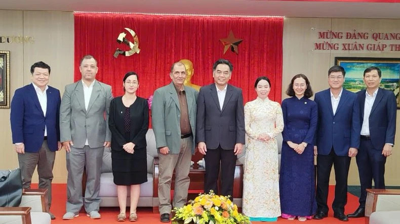 La délégation du journal Granma et les dirigeants de la province de Binh Duong et les autres délégués. Photo : nhandan.vn