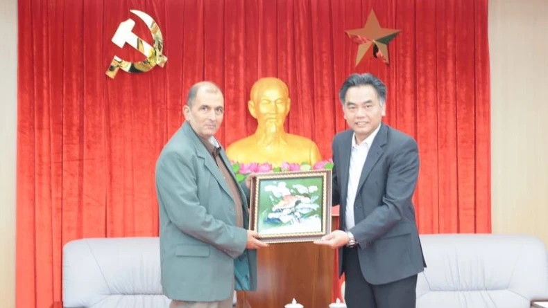 Le vice-président du Comité populaire de la province de Binh Duong, Nguyên Lôc Hà, a offert une peinture laquée traditionnelle de Binh Duong à Oscar Alberto Sánchez Serra, rédacteur en chef adjoint du journal Granma. Photo : nhandan.vn