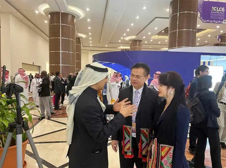 Les représentants de la ville de Sơn La discutent avec les autorités de la ville de Jubail. Photo : baoquocte.vn